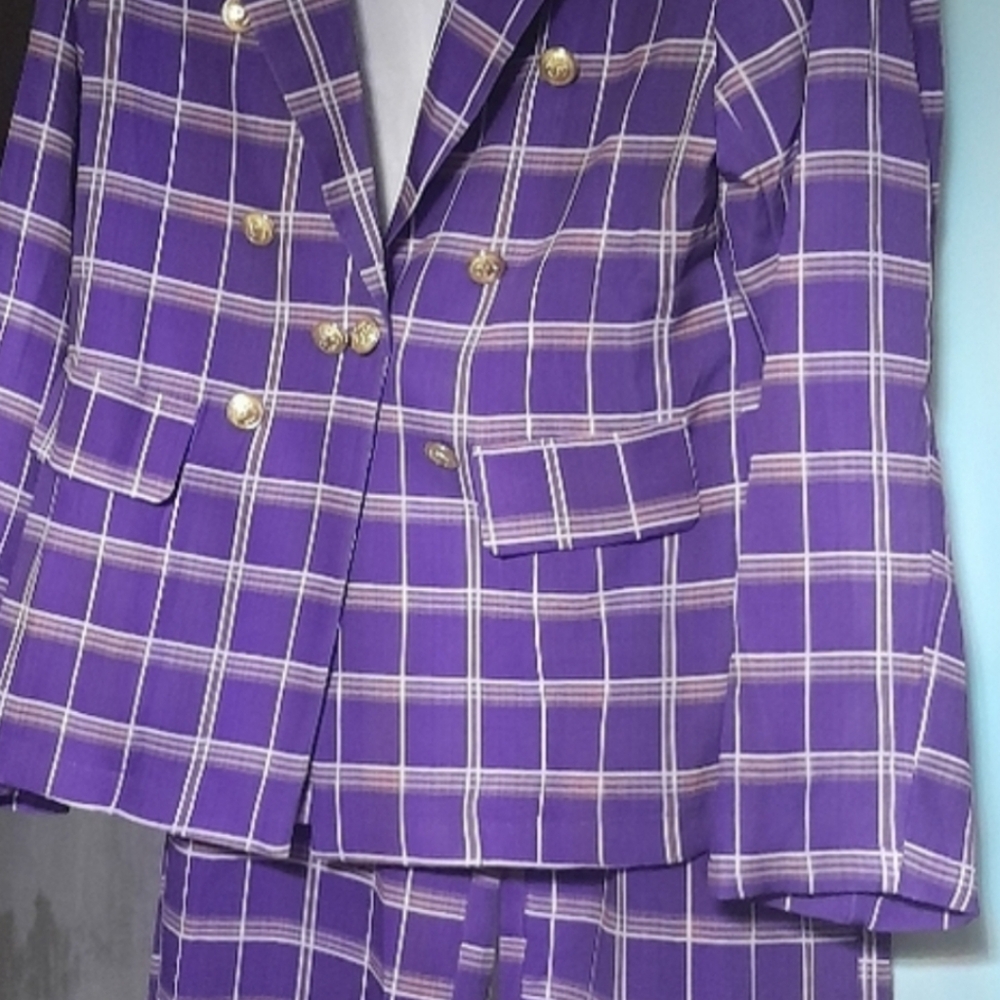 Pants Suit...label says Xl..but in my opinion it fits like a 12/14..